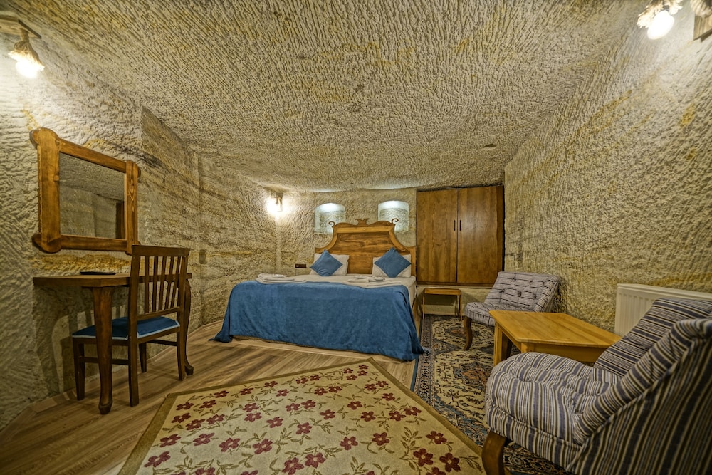 102 STANDARD CAVE ROOM