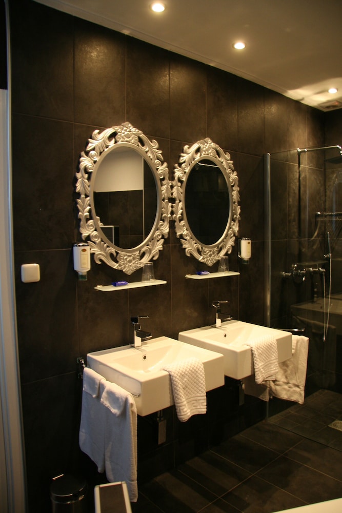 Honeymoon Suite photo 2