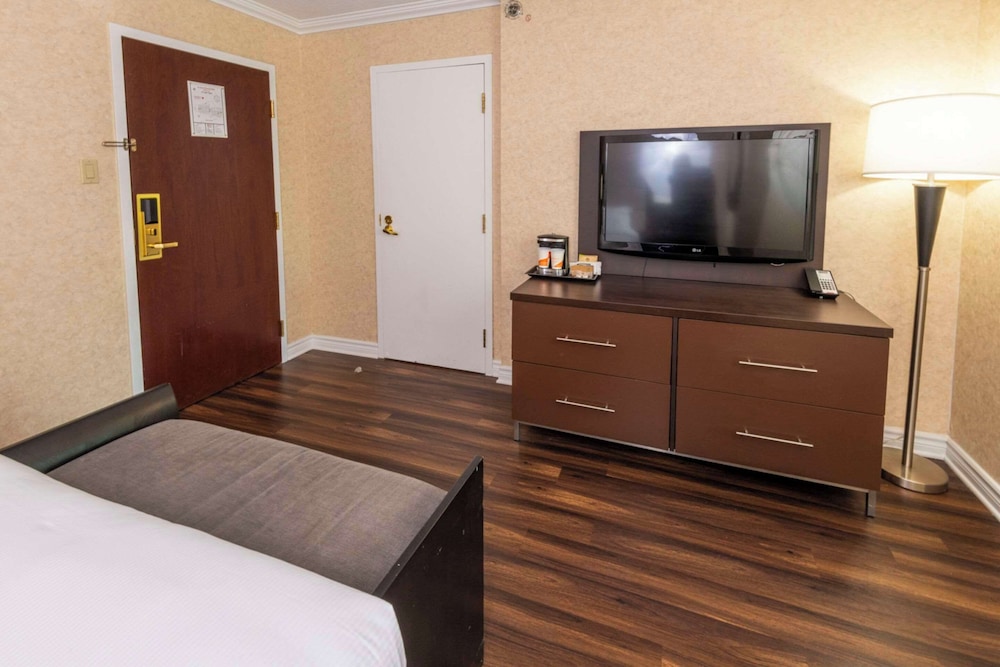 Suite, 2 Queen Beds, Non Smoking (Upgrade) - Photo 7