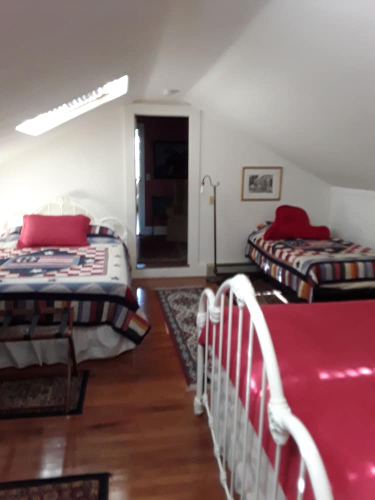 Room (Americana Family Suite) photo 3