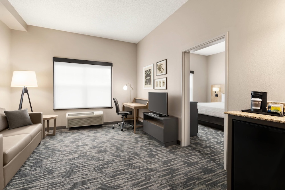 Suite, 1 King Bed, Non Smoking, Jetted Tub - Photo 10