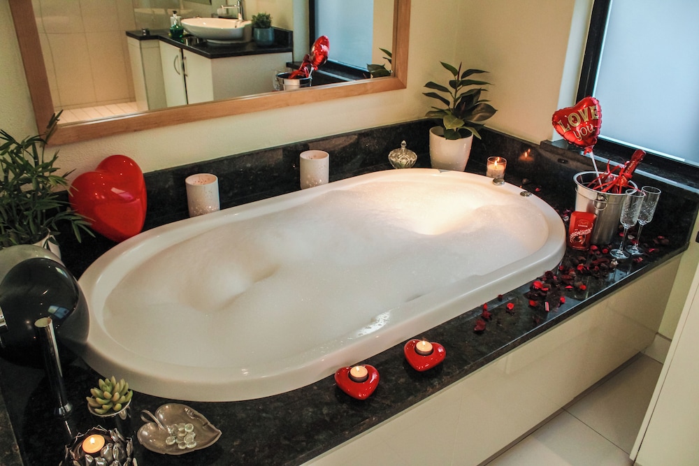 Luxury Suite, 1 King Bed with Sofa bed, Spa Bath, Ocean View, Beachside - Photo 12