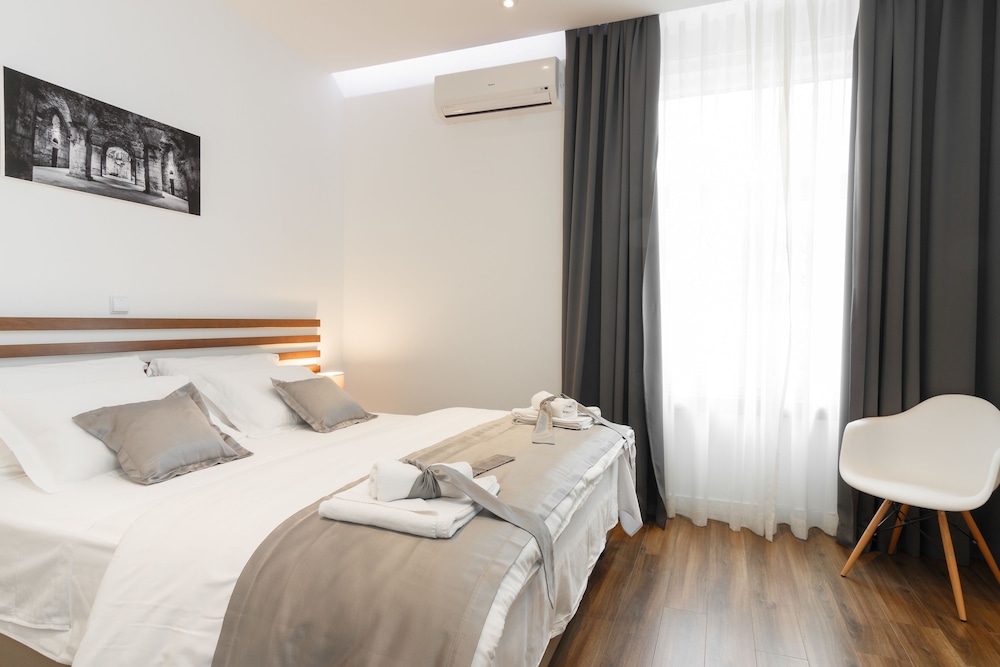 City Double Room, 1 Queen Bed photo 1