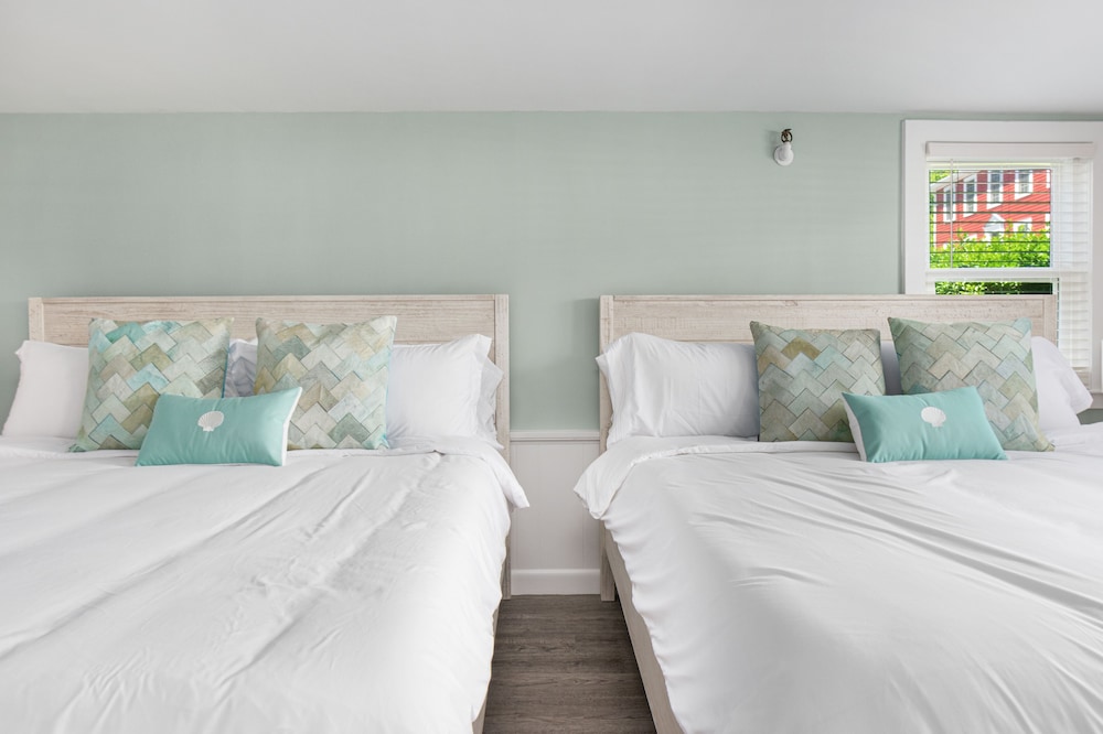Standard Room, 2 Queen Beds, Roll-in Shower, Park View
