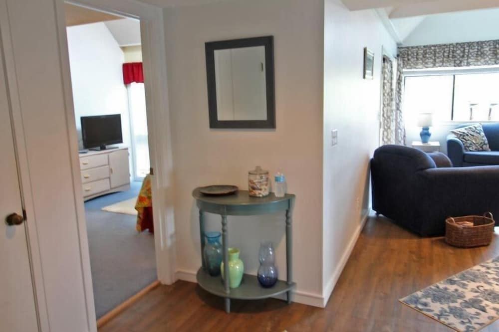 Condo, 2 Bedrooms