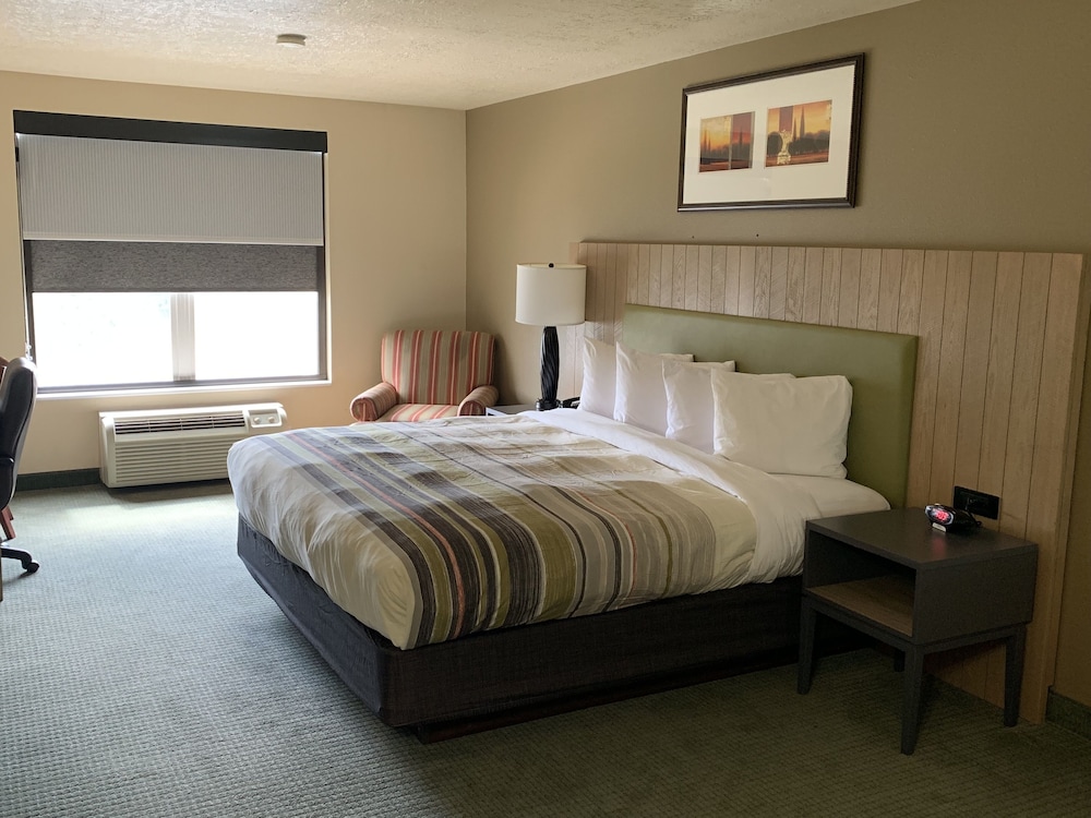 Suite, 1 King Bed, Non Smoking, Jetted Tub - Photo 3