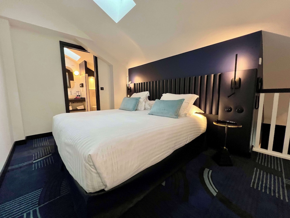 Junior Suite, 1 King Bed, Non Smoking (with Sofabed) photo 3