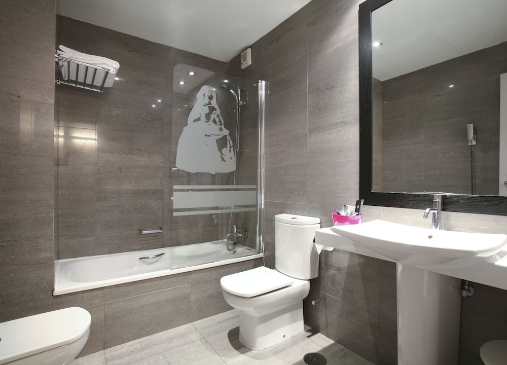 Double or Twin Room - Photo 5
