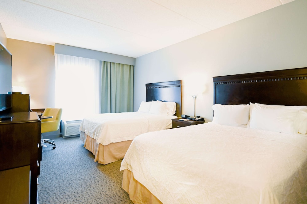 Room, 2 Queen Beds (With Chair/Ottoman)