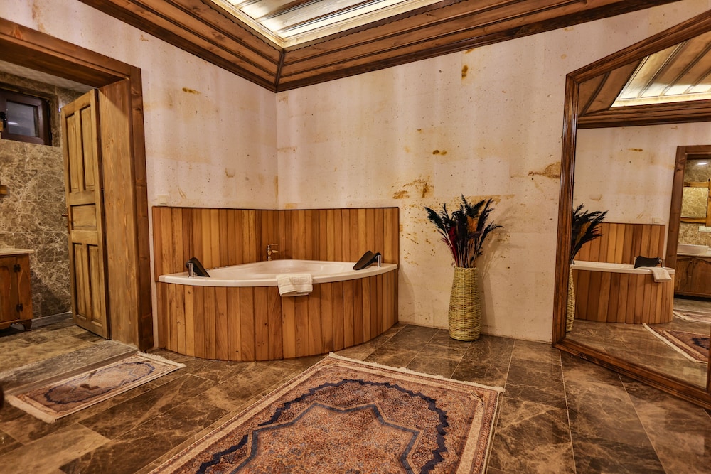 Superior King Suite (Jacuzzi) - Photo 3