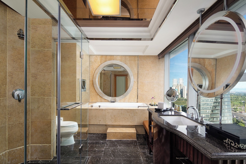 Junior Suite, 1 King Bed, Club Lounge Access (Dining Area) - Photo 4