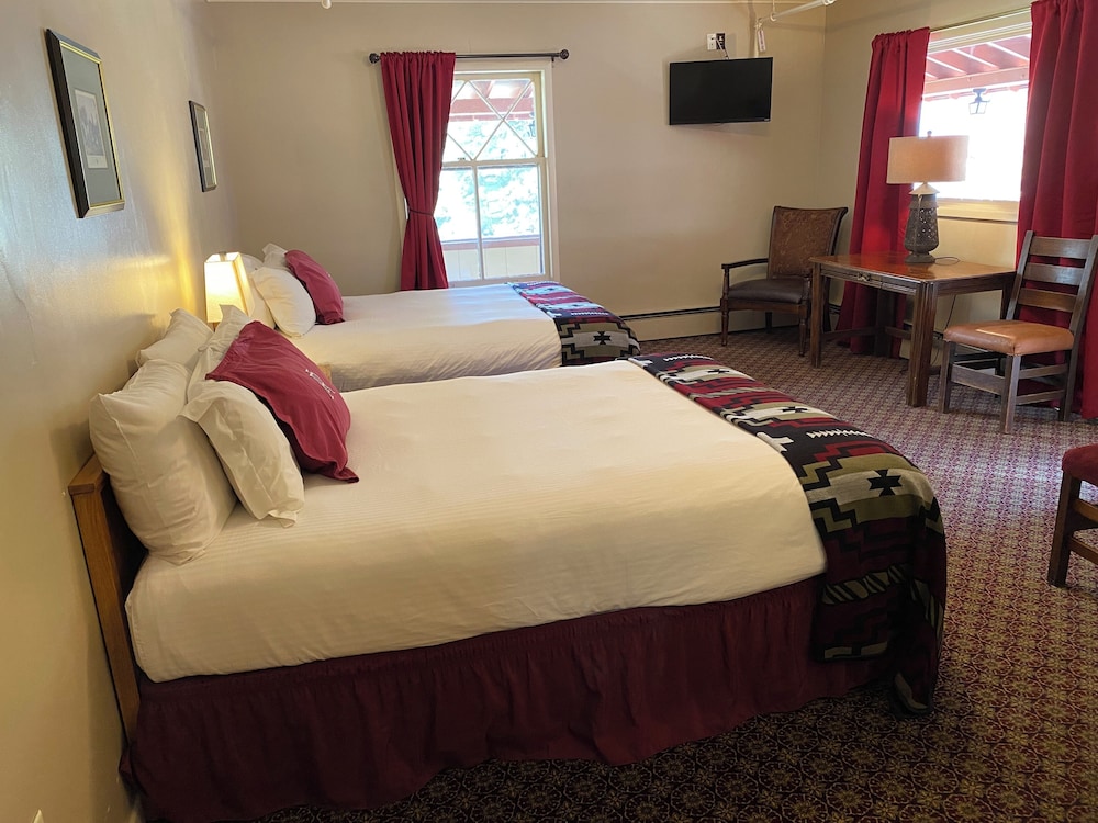 Deluxe Single Room, 2 Queen Beds, Mountain View photo 1