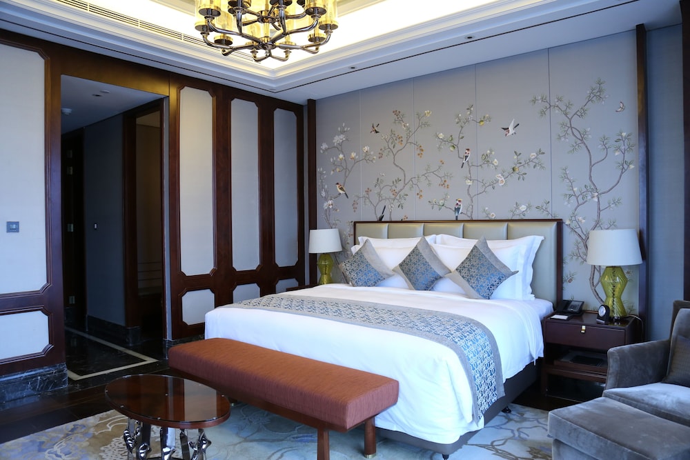 Suite, 1 King Bed, City View photo 2