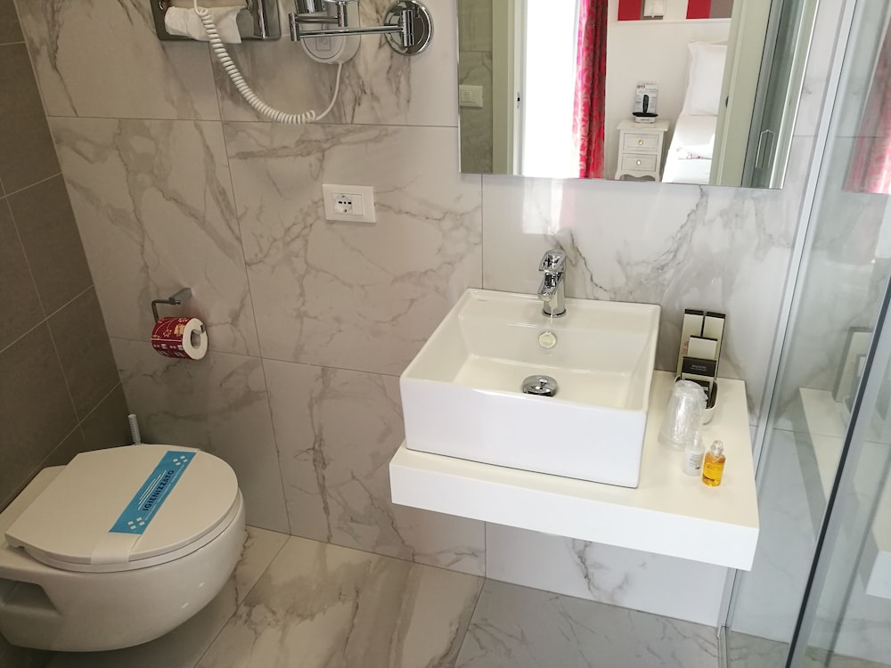 Standard Room - Photo 11