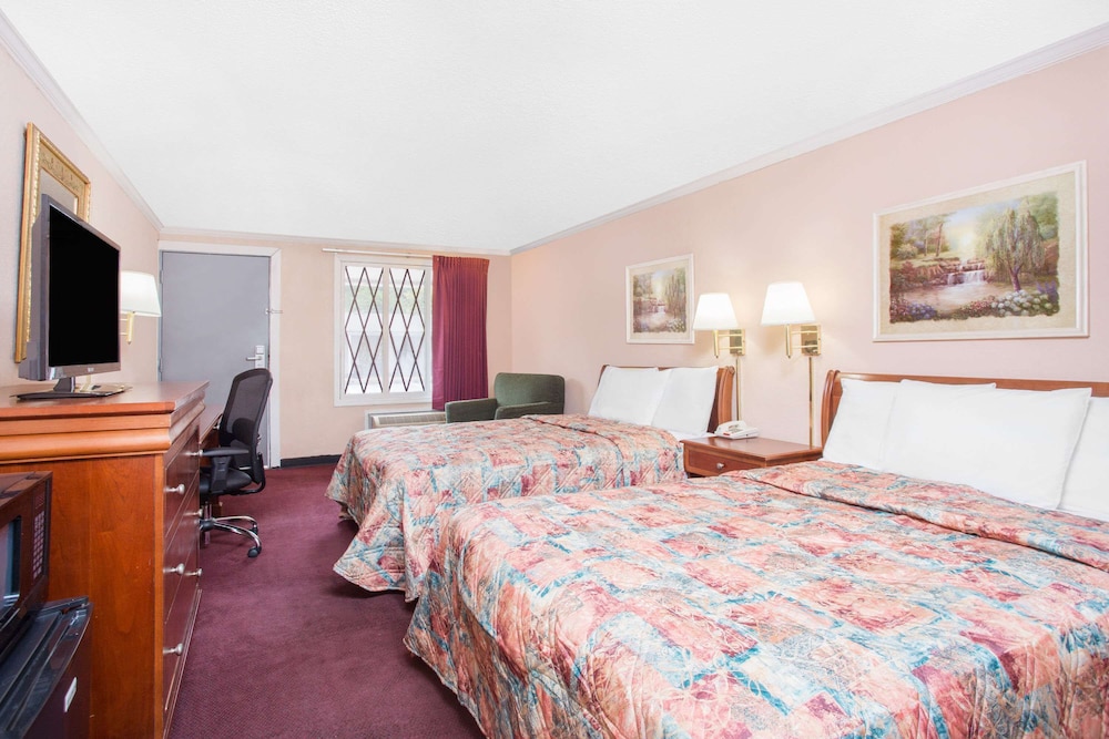 Room, 2 Double Beds, Non Smoking - Photo 4