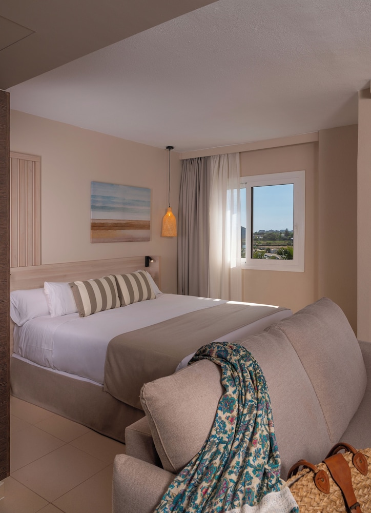 Junior Triple Room, City View (Suite 3 Adults) photo 2