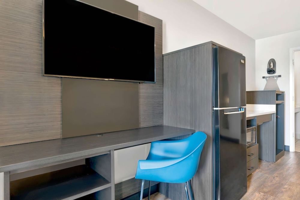 Deluxe Room, 1 King Bed, Smoking, Kitchenette photo 2