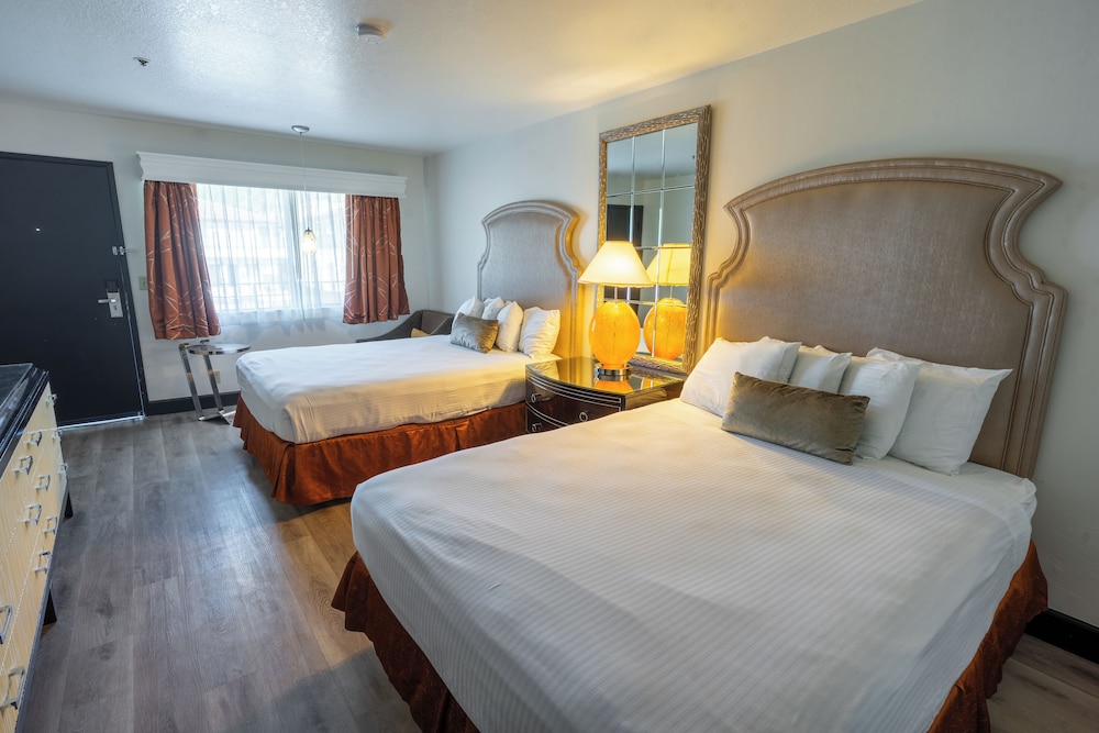 Room, 2 Queen Beds, Kitchenette - Photo 1
