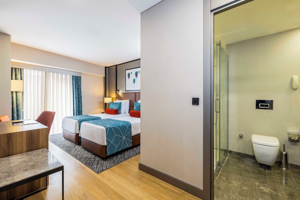 Deluxe Twin Room, Partial Sea View photo 3