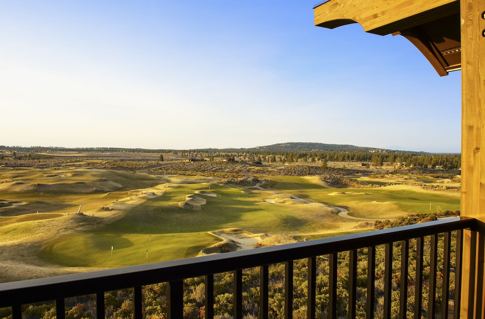 Deluxe Room, 1 King Bed with Sofa bed, Corner, Golf Course View (Call for dog-friendly options) photo 2