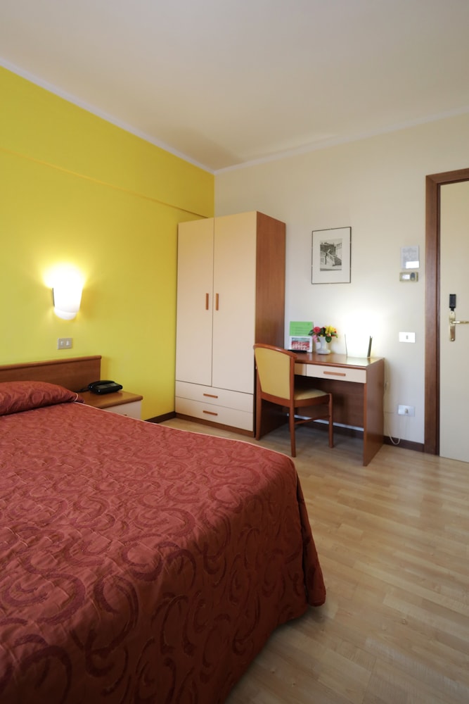 Standard Double or Twin Room - Photo 7