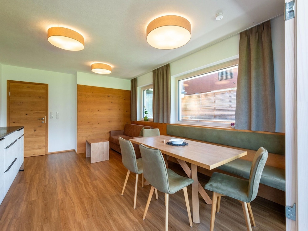 Deluxe Apartment, 3 Bedrooms photo 2