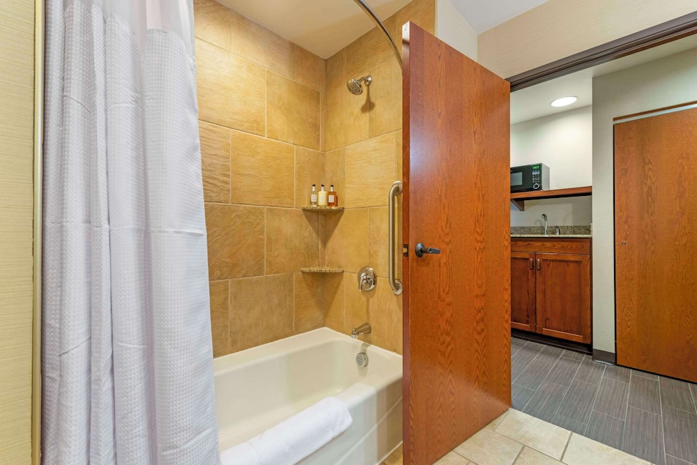 Ground Floor Deluxe Lakeview Queen Suite photo 2