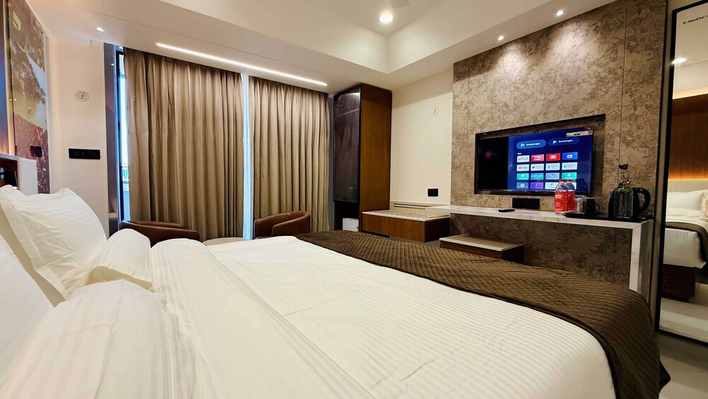 Club Room, Balcony