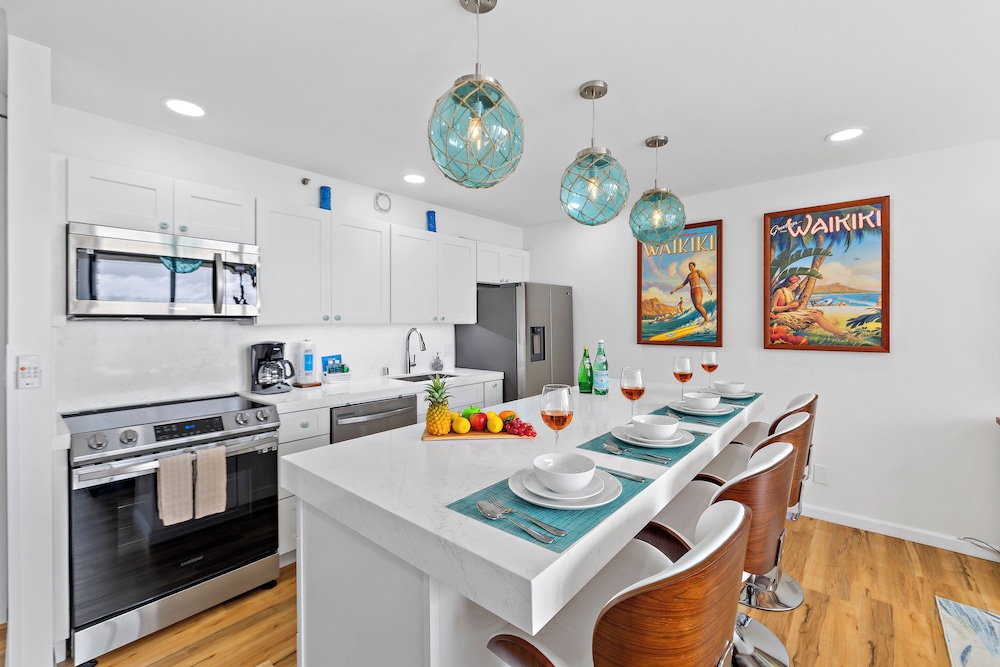High Floor Ocean View Condo (King Bed and Parking): Condo, 1 Bedroom, Ocean View (0126) photo