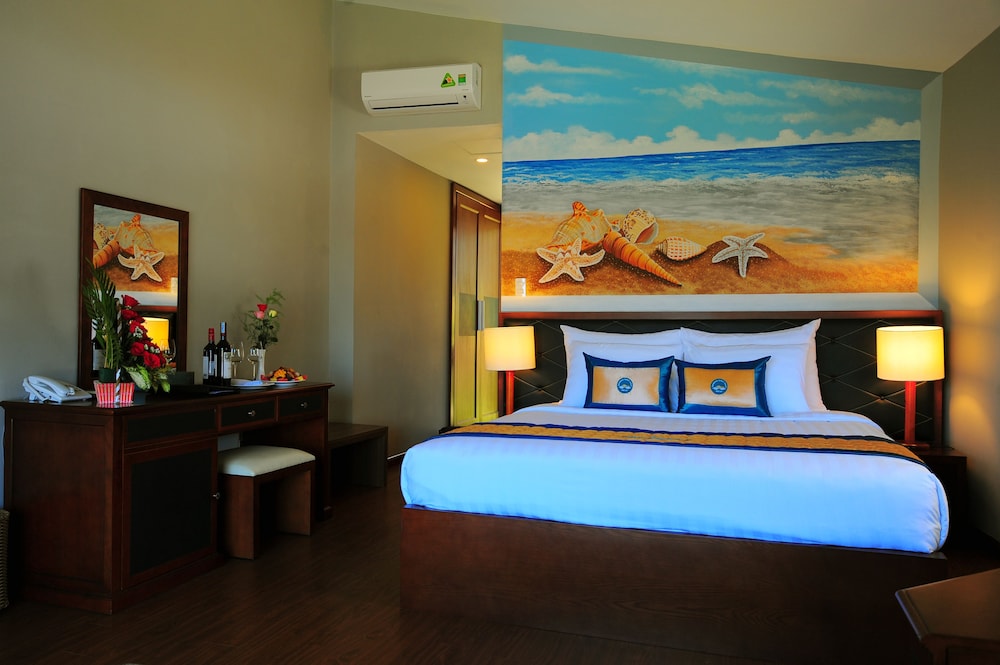 Luxury Double Room, 1 King Bed, Beach View photo 2