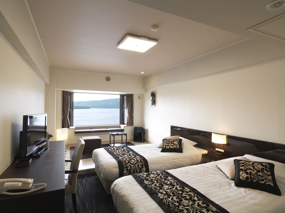 Moderate Twin Room, Non Smoking, Lake View photo 1