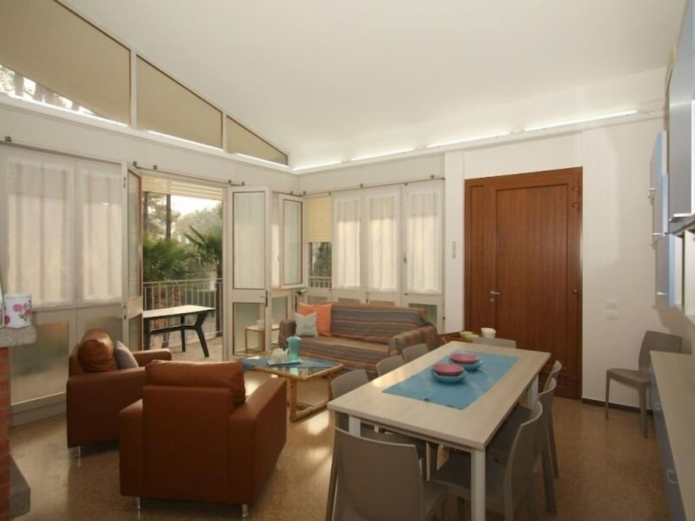 Apartment, 4 Bedrooms (E-9)
