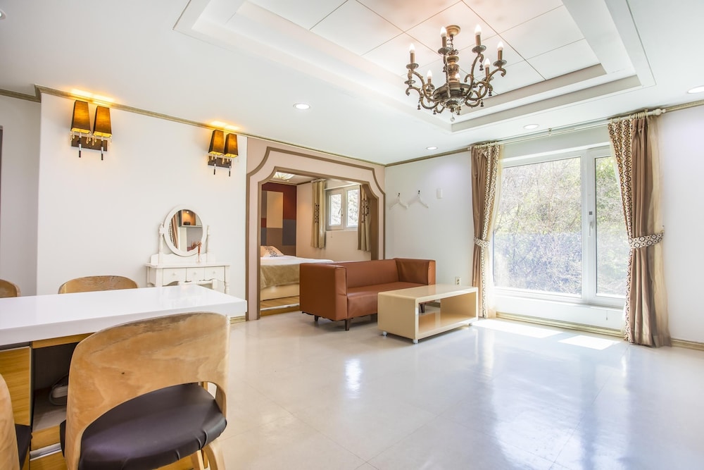 Basic Room, 1 Bedroom (Modern) photo 2