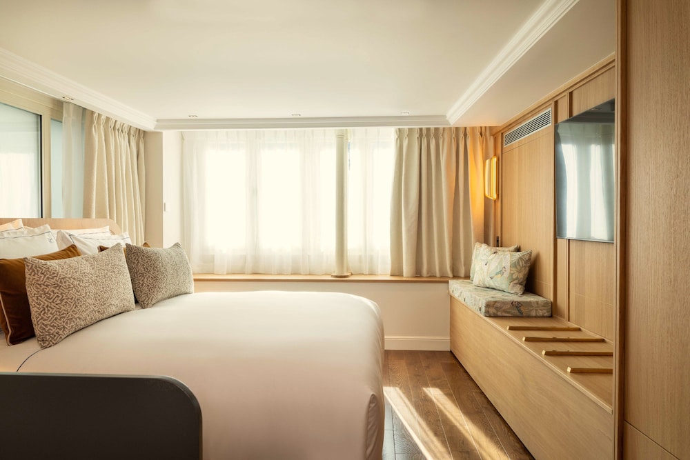 Signature Suite