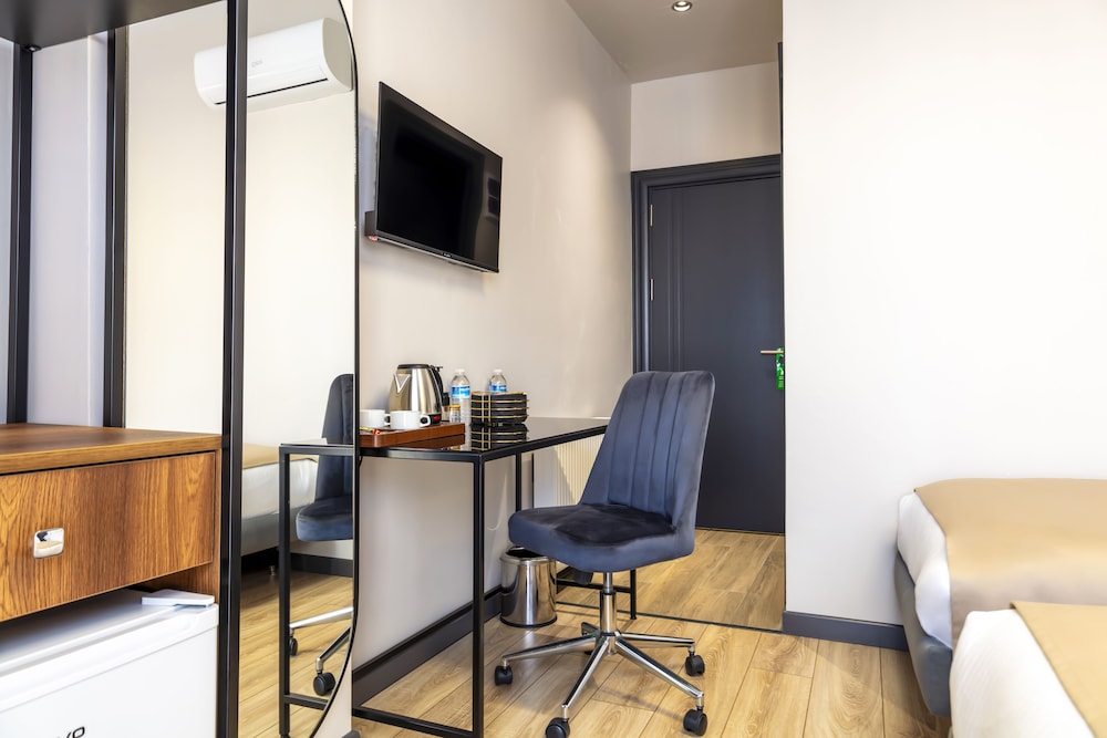 Deluxe Double or Twin Room - Photo 6