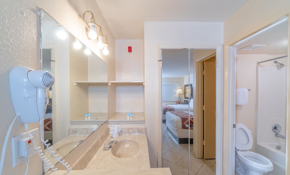 Deluxe Room, 2 Queen Beds - Photo 4