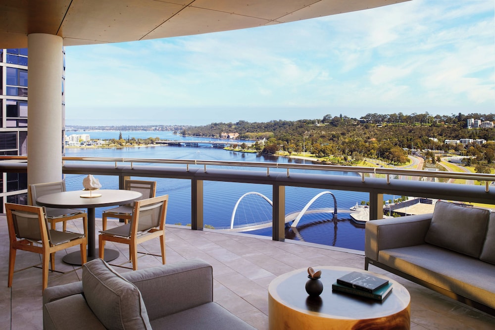 The Ritz-Carlton Suite, Elizabeth Quay River View, 1 King Bed - Photo 2