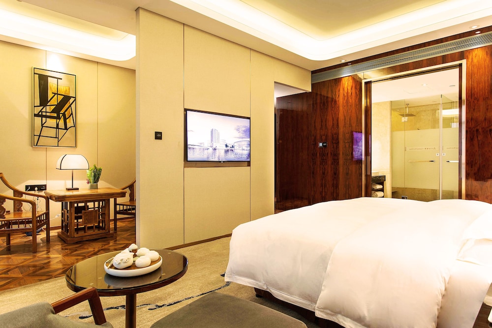 Business Room, 1 King Bed, Smoking photo 2