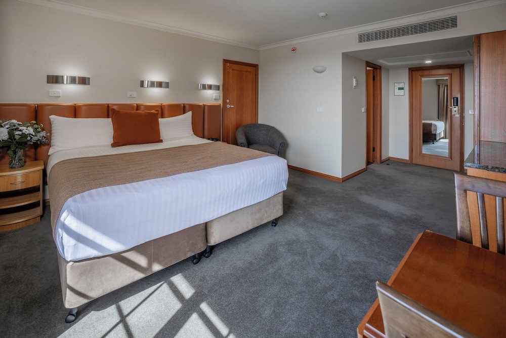 Executive Room, 1 King Bed, Courtyard View - Photo 4