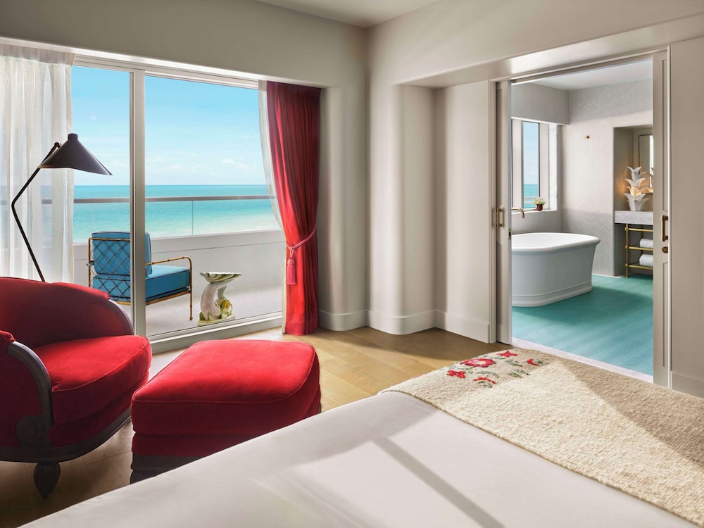 Premier Oceanfront View Corner 1 Bedroom Suite (Accessible)