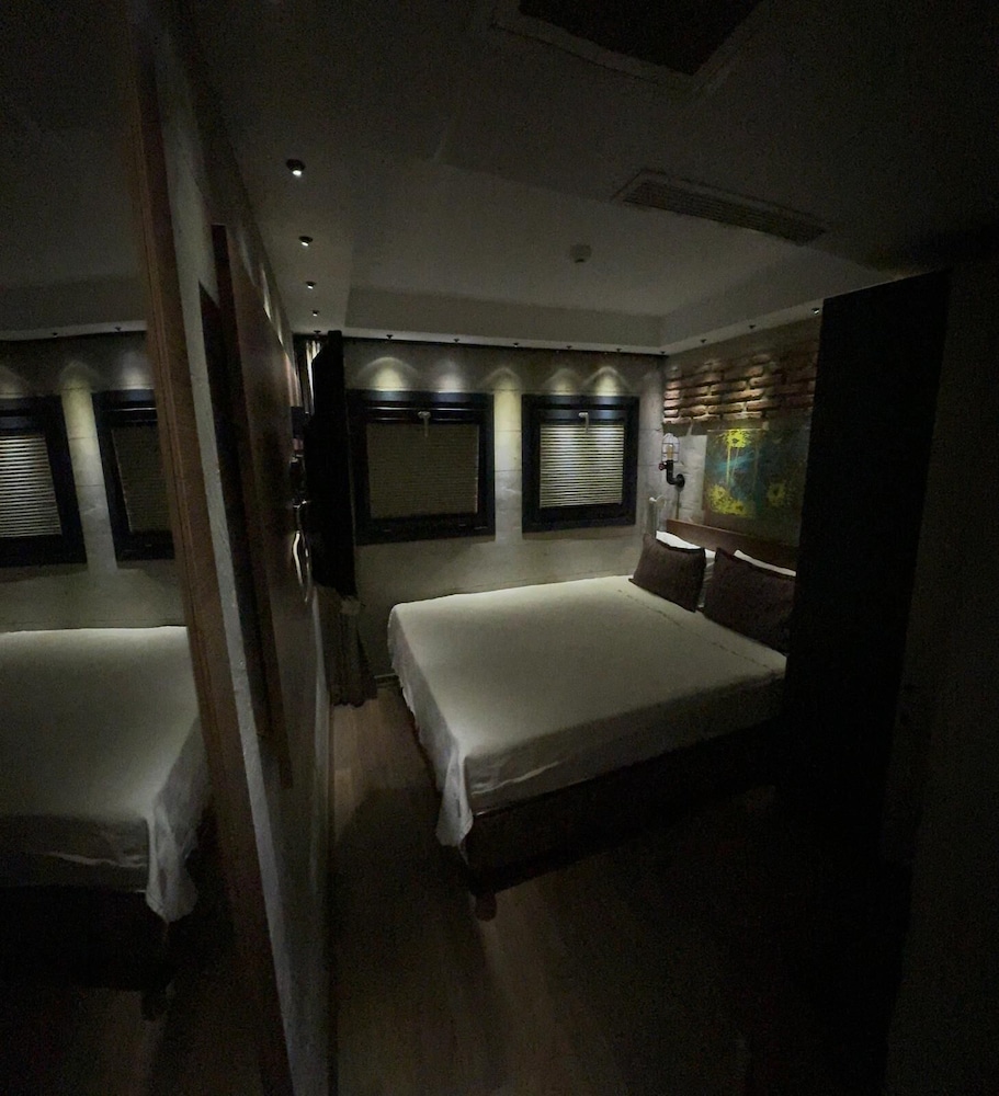 Single Room (Without Window) photo 2