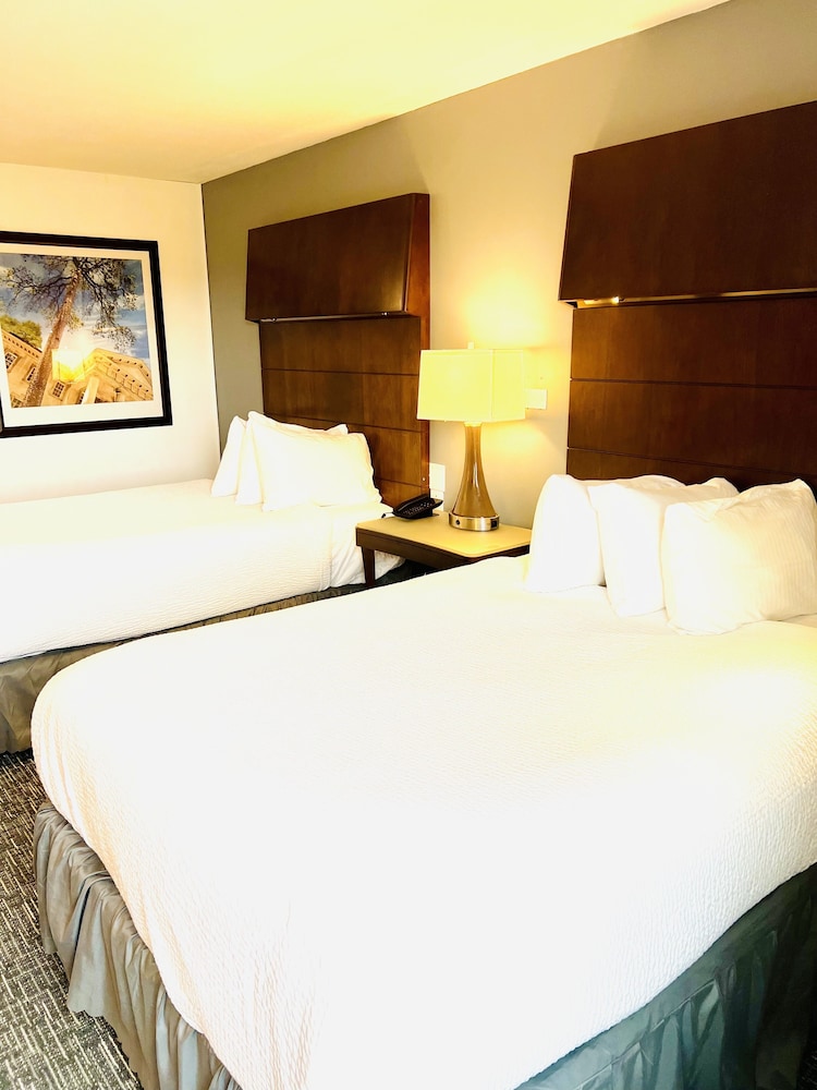 Standard Room, 2 Queen Beds, Non Smoking - Photo 9