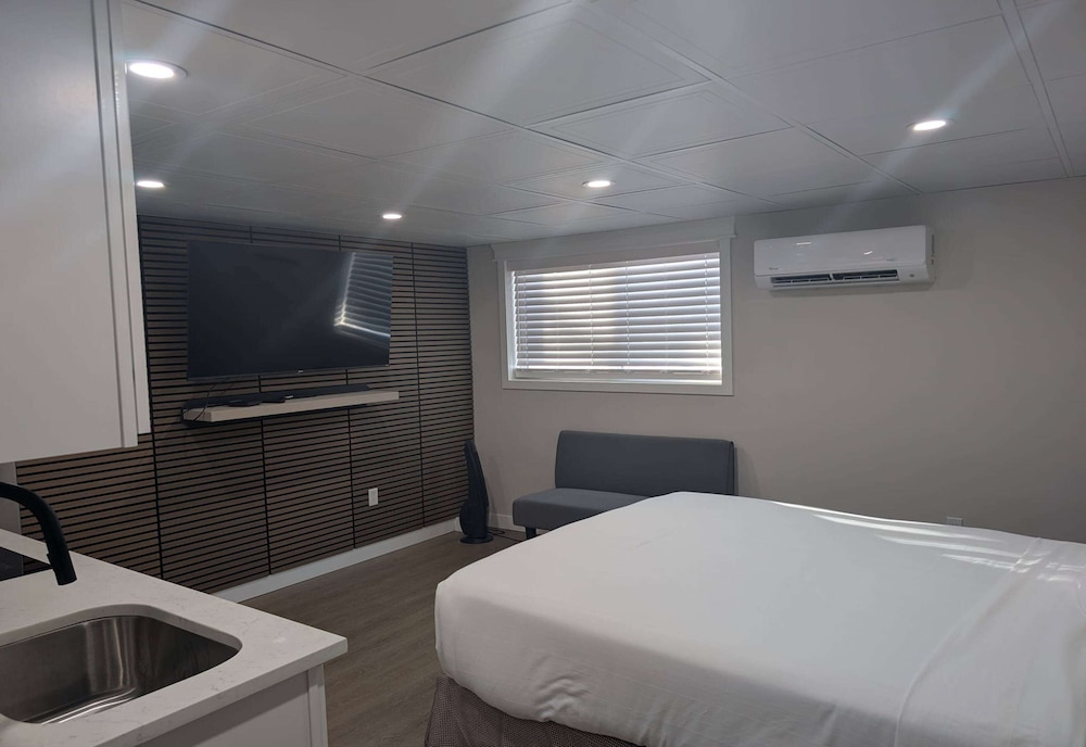 Suite, 1 Queen Bed, Non Smoking, Kitchenette (Walk-In Shower) - Photo 4