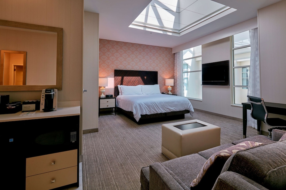 Suite, 1 King Bed, Accessible, Non Smoking (Hearing Impaired) photo 1