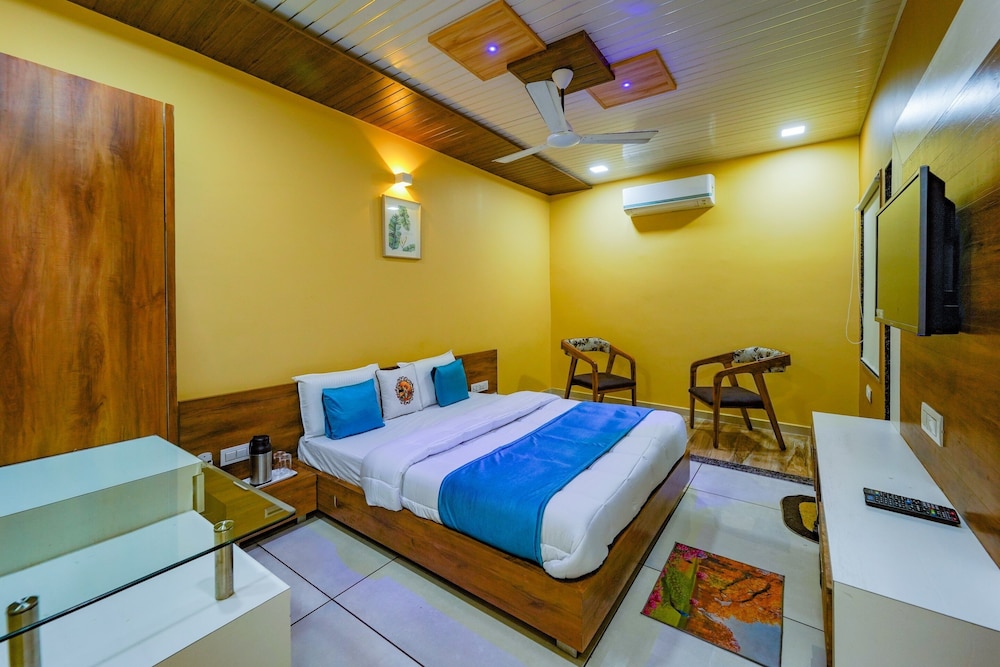 Deluxe AC Room