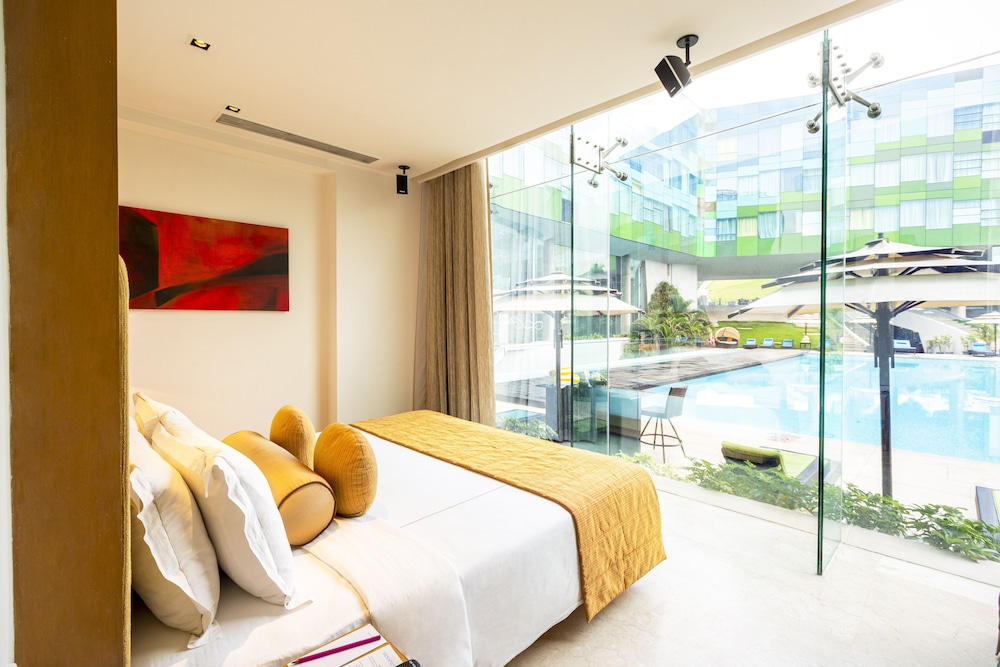 Loft Suite Pool View King Bed - Photo 5