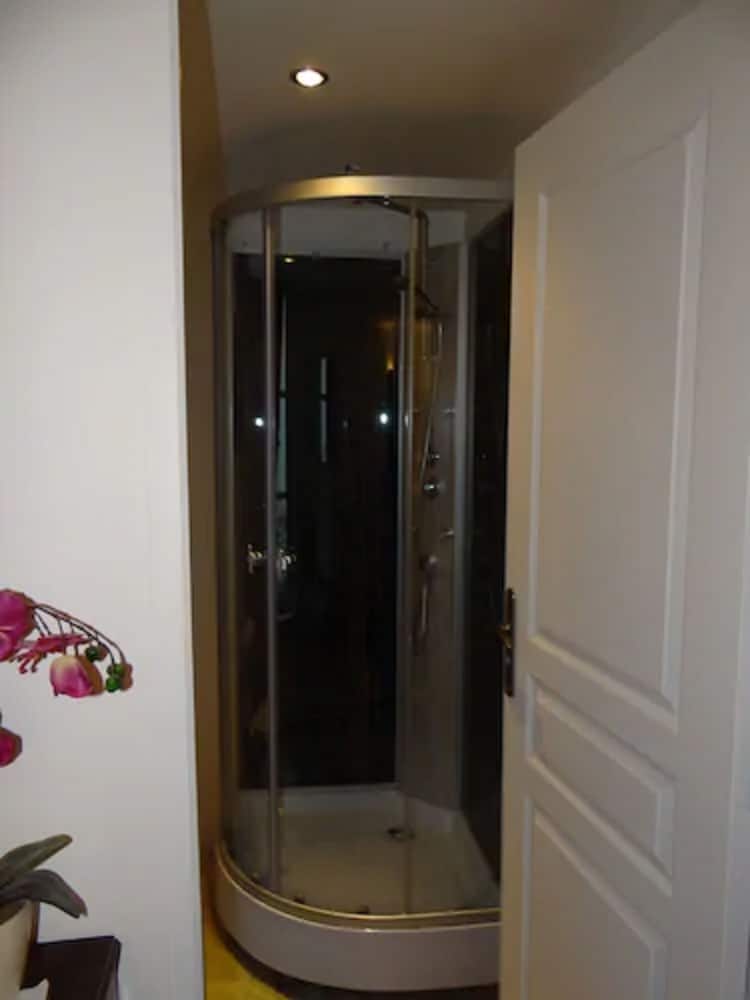 Standard Double Room - Photo 6