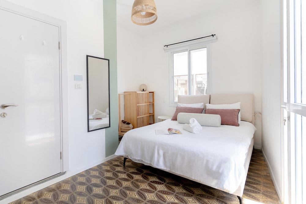 Carmel Beach House 2BR Suite w/ Roof 102\03
