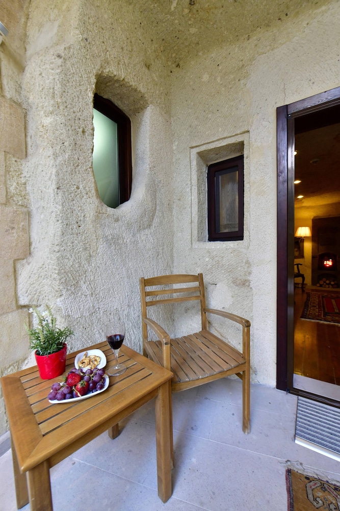 Superior Suite (Cave) - Photo 8