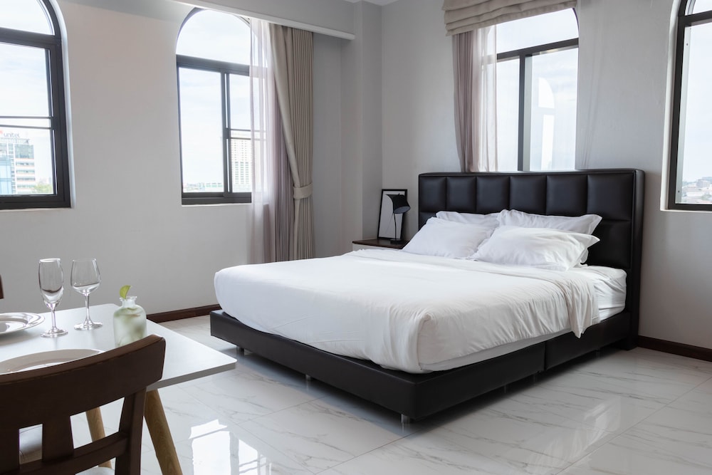Deluxe Room, City View - Photo 1